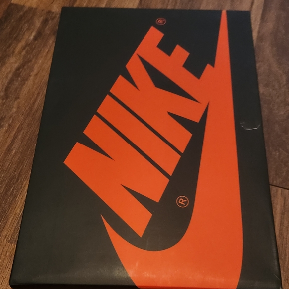 Air Jordan 1 Retro High OG "Brotherhood" - Picture 9 of 10